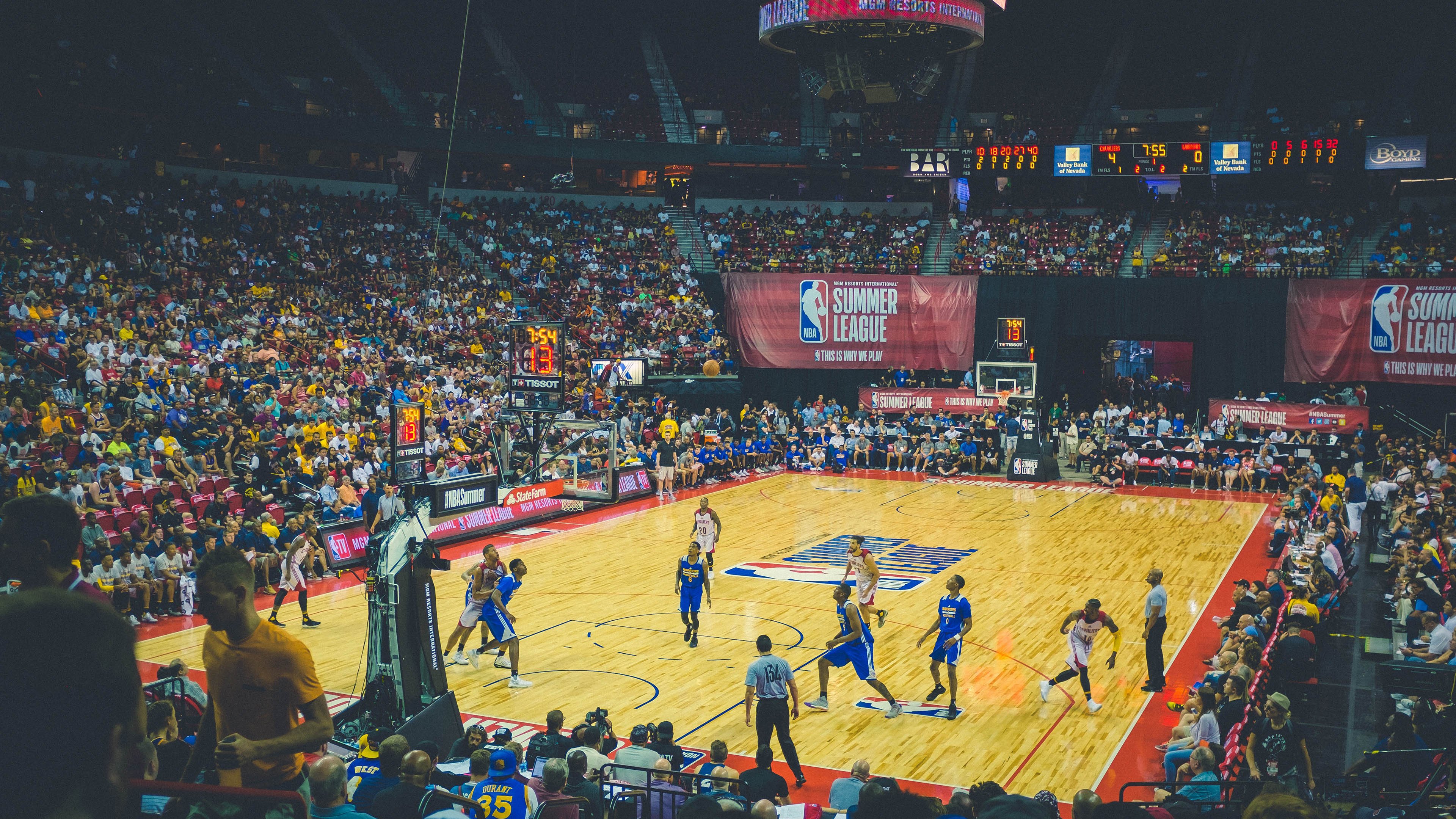 全国田径锦标赛跳远项目激烈角逐 新星闪耀创个人最佳